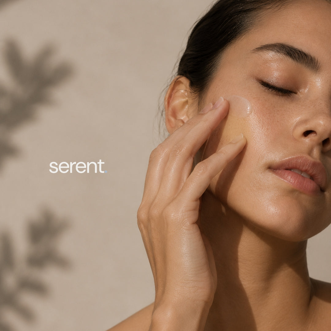 Persona aplicándose una crema facial